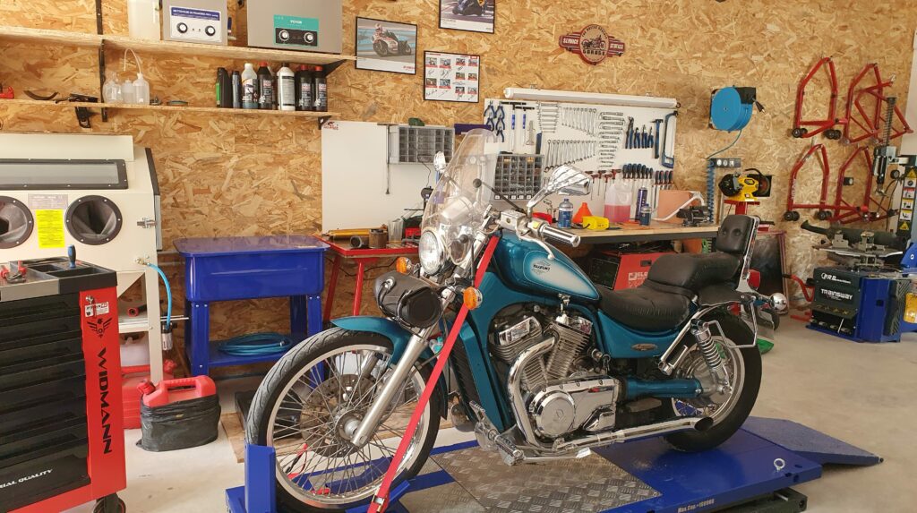 moto sur le pont de l'atelier